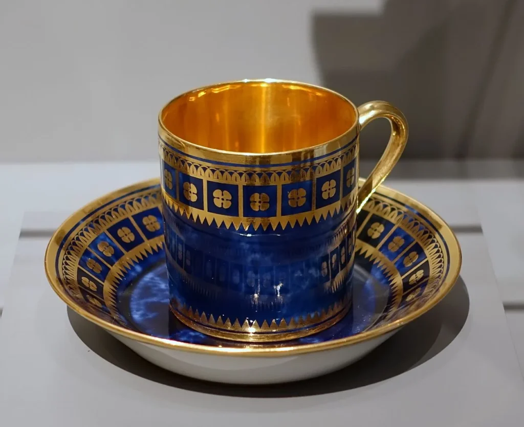 Daderot, Public domain, via Wikimedia Commons – taza con platillo de porcelana dura, 1814-1824
