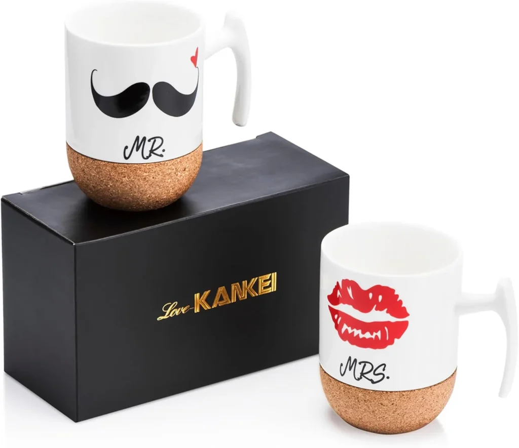 Juego de dos tazas Love-KANKEI con base de corcho y diseño MR. y MRS. en cerámica blanca