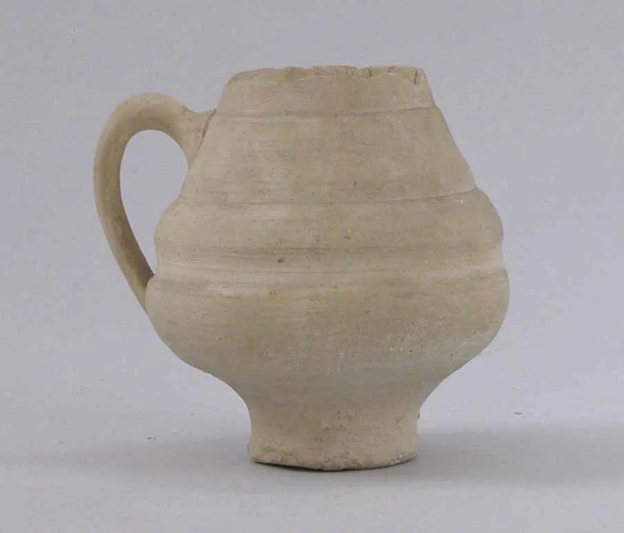 Taza de cerámica excavada en el yacimiento de la madrasa Tepe en Nishapur, siglo IX-X.