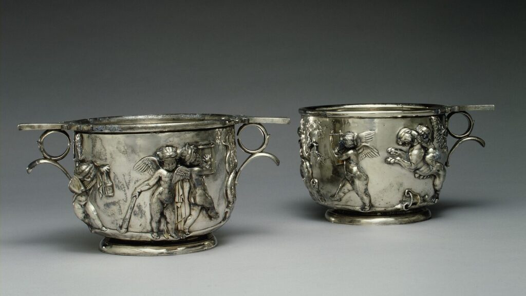 Par de tazas de plata, finales del siglo 1 a. n .e - principios del siglo 1 d. n. e. The Metropolitan Museum of Art, New York.