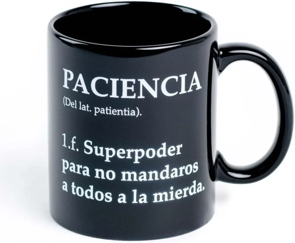 Taza negra Miss Miserable con definición de paciencia en letras blancas
