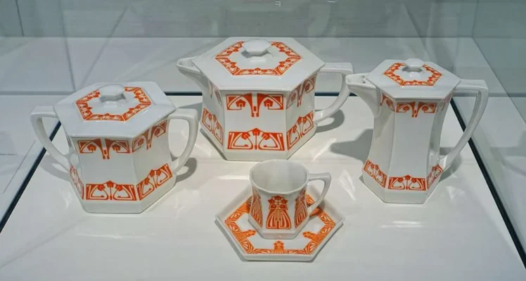 Servicio de té de Peter Behrens, fábrica Gebr. Bauscher, Weiden Oberpfalz, 1901, porcelana - Museo Regional de Hesse, Darmstadt - Darmstadt, Alemania